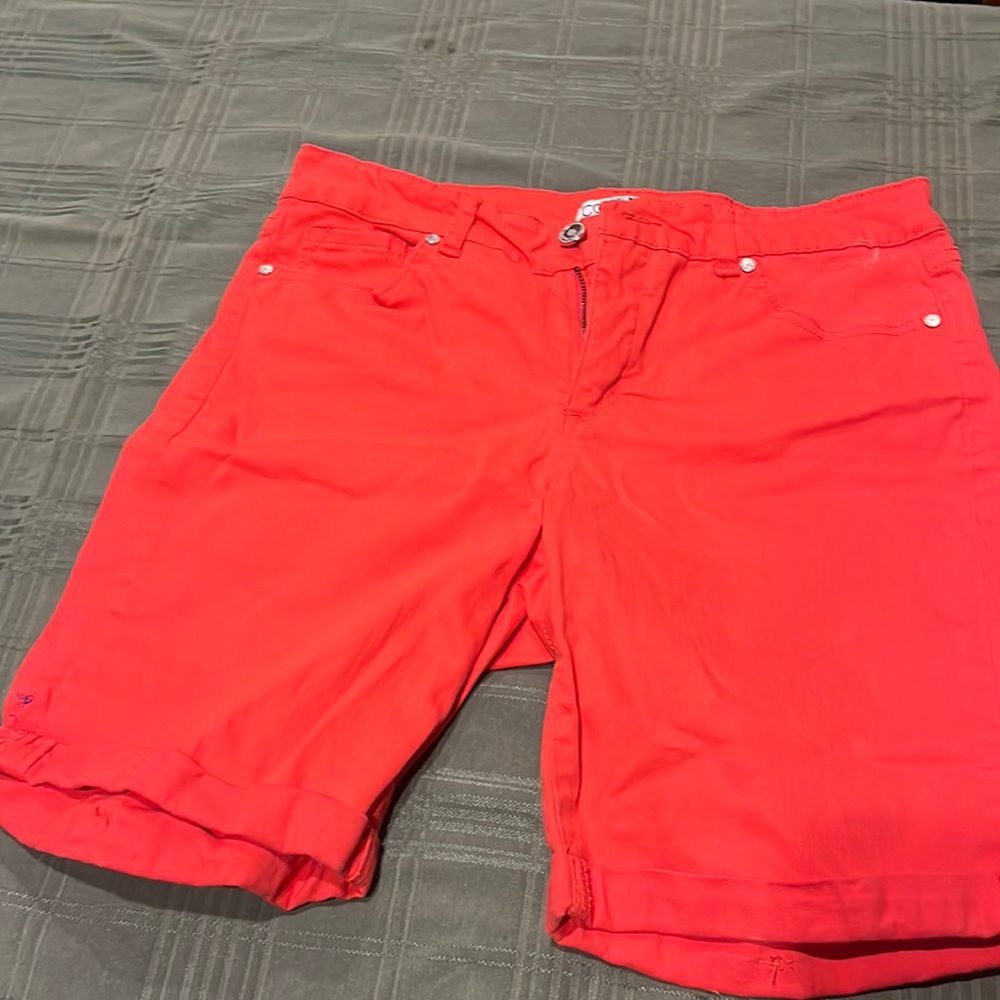 Code bleu Bermuda red shorts